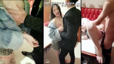 时尚性感牛仔外套的美女到餐厅吃饭 被上来的帅气服务员吸引 一步步试探直接在桌上子啪啪啪